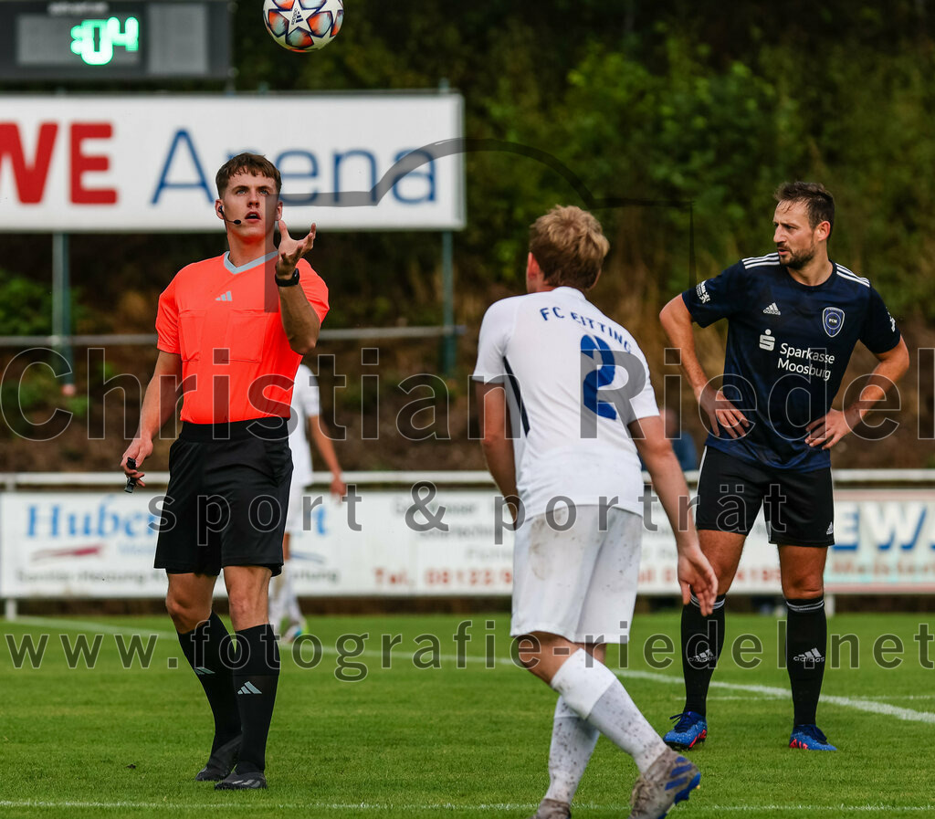 2023-07-28_031_FC_Eitting_gegen_FC_Moosburg | Eitting, Deutschland, 28.07.2023:
Fußball, Kreisliga 2023 / 2024, 1. Spieltag, FC Eitting gegen FC Moosburg, Endergebnis: 1:1

Schiedsrichter Julian Schaub, Fabian Neudecker (FC Eitting, #2), Thomas Vogl (FC Moosburg, #9)

Foto: Christian Riedel / fotografie-riedel.net