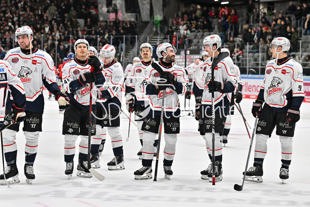 Augsburger Panther - Nürnberg Ice Tigers | AUGSBURG, GERMANY - 28. NOVEMBER: Schlussjubel der Gäste nach dem Auswärtssieg in Augsburg beim Ligaspiel zwischen den Augsburger Panthern und den Nürnberg Ice Tigers am 23. Spieltag der Penny DEL im Curt Frenzel Stadion / Feiern mit den mitgereisten Fans