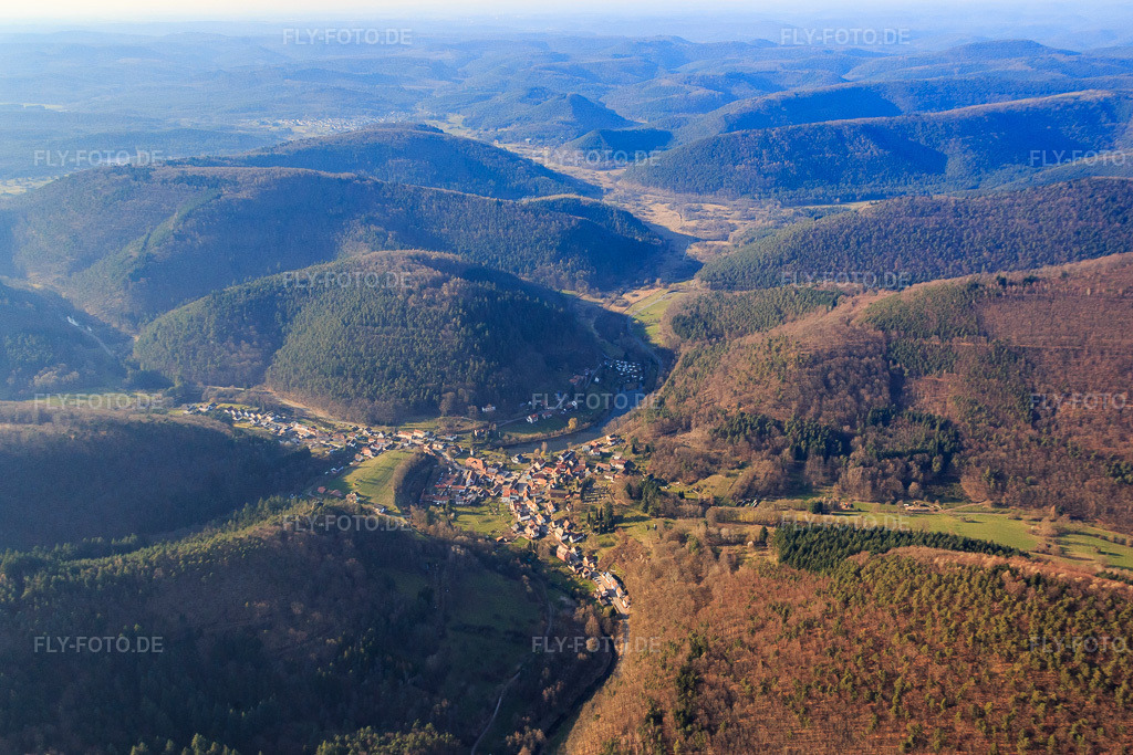 Luftbild: Dorfansicht im Pfälzerwald aus Südosten in Schönau im Bundesland Rheinland-Pfalz in Deutschland. Foto: IMG_086721.jpg vom 26.03.2016 durch Werner Riehm/FLY-FOTO.de
