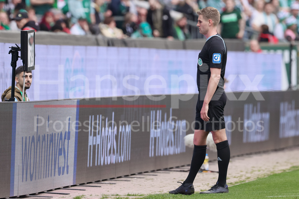 Fussball, Bundesliga, SV Werder Bremen - Borussia Mönchengladbach | v.li.: Schiedsrichter Timo Gerach schaut, sieht sich in der Review-Area die Spielszene, Szene auf dem Monitor an, Videoassistent, Videoüberprüfung, Videoschiedsrichter, Videobeweis, VAR, Video-Assistent, Video-Schiedsrichter, Kölner Keller, Video Assistant Referee, VA, TV-Beweis, Fernsehbeweis, Bildschirm, DIE DFL-RICHTLINIEN UNTERSAGEN JEGLICHE NUTZUNG VON FOTOS ALS SEQUENZBILDER UND/ODER VIDEOÄHNLICHE FOTOSTRECKEN. DFL REGULATIONS PROHIBIT ANY USE OF PHOTOGRAPHS AS IMAGE SEQUENCES AND/OR QUASI-VIDEO.