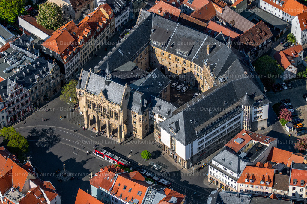 4025682 | ERFURT 06.05.2020 Gebäude des historischen Rathauses der Stadtverwaltung am Fischmarkt in der Altstadt in Erfurt im Bundesland Thüringen, Deutschland. Weiterführende Informationen bei: Landeshauptstadt Erfurt. // Town Hall building of the city administration on Fischmarkt in of Altstadt in Erfurt in the state Thuringia, Germany. Further information at: Landeshauptstadt Erfurt. Foto: Gerhard Launer