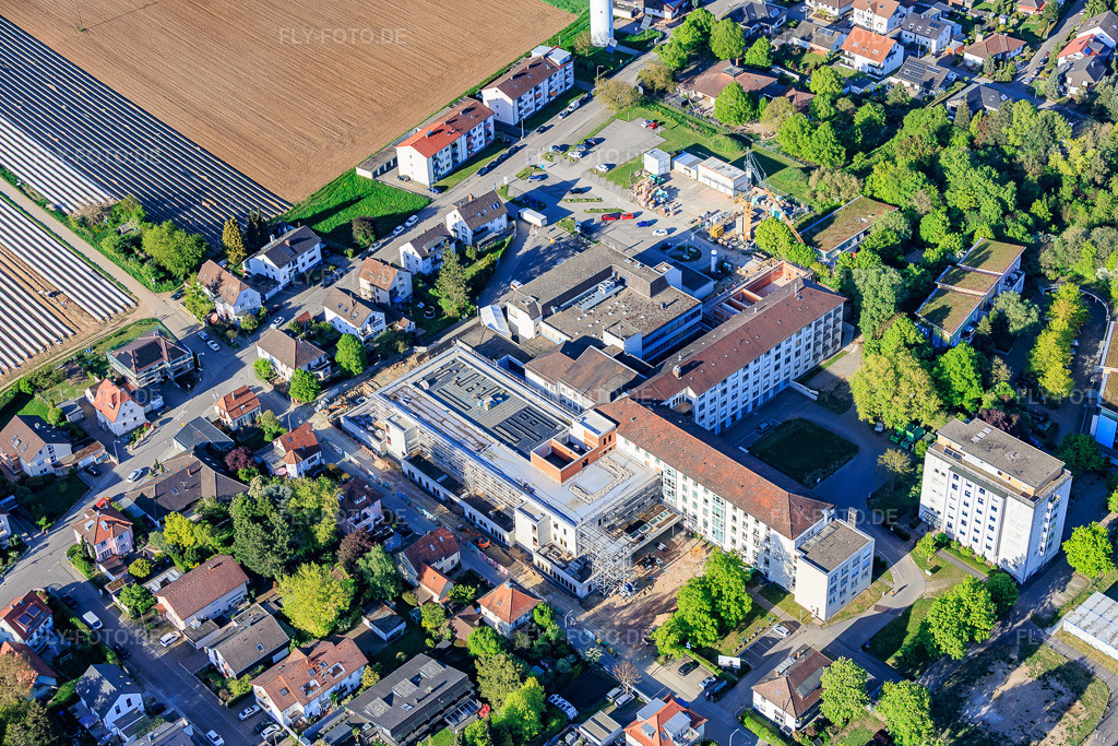 Luftbild: Baustelle zur Erweiterung der Asklepios Südpfalzklinik Kandel in Kandel im Bundesland Rheinland-Pfalz in Deutschland.Foto: IMG_155128.jpg vom 24.04.2026 durch Werner Riehm/FLY-FOTO.deAuflösung des Originals: 6000 x 4000 pxAsklepios Südpfalzklinik Kandel - Asklepios Südpfalzklinik Kandel