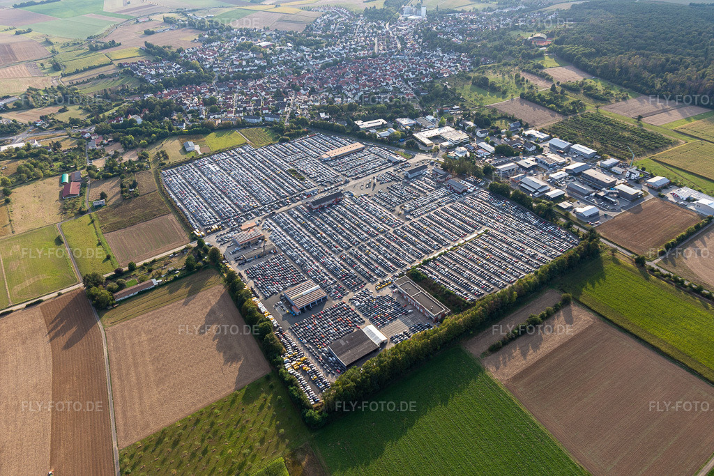Luftbild: Parkplatz und Abstellfläche für Automobile - PKW des AUTOKONTOR BAYERN GmbH im Ortsteil Kilianstädten in Schöneck im Bundesland Hessen in Deutschland. Foto: IMG_117499.jpg vom 10.09.2019 durch Werner Riehm/FLY-FOTO.de