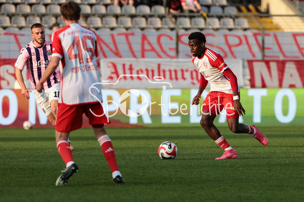 FC Bayern Amateure - TSV Aubstadt | Am Ball Noel ASEKO NKILI (FCB #21) / im DUell im Mittelfeld