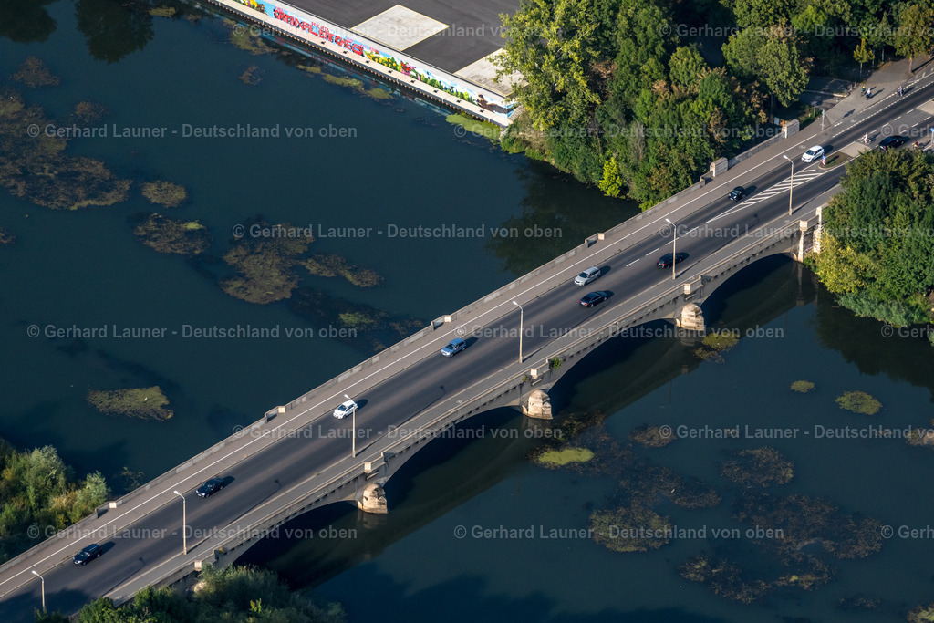4040328 | LEIPZIG 14.09.2020 Fluß - Brückenbauwerk "Landauer Brücke" zur Überquerung über das Elsterbecken in Leipzig im Bundesland Sachsen, Deutschland. // River - bridge construction "Landauer Bruecke" over the Elsterbecken in Leipzig in the state Saxony, Germany. Foto: Gerhard Launer