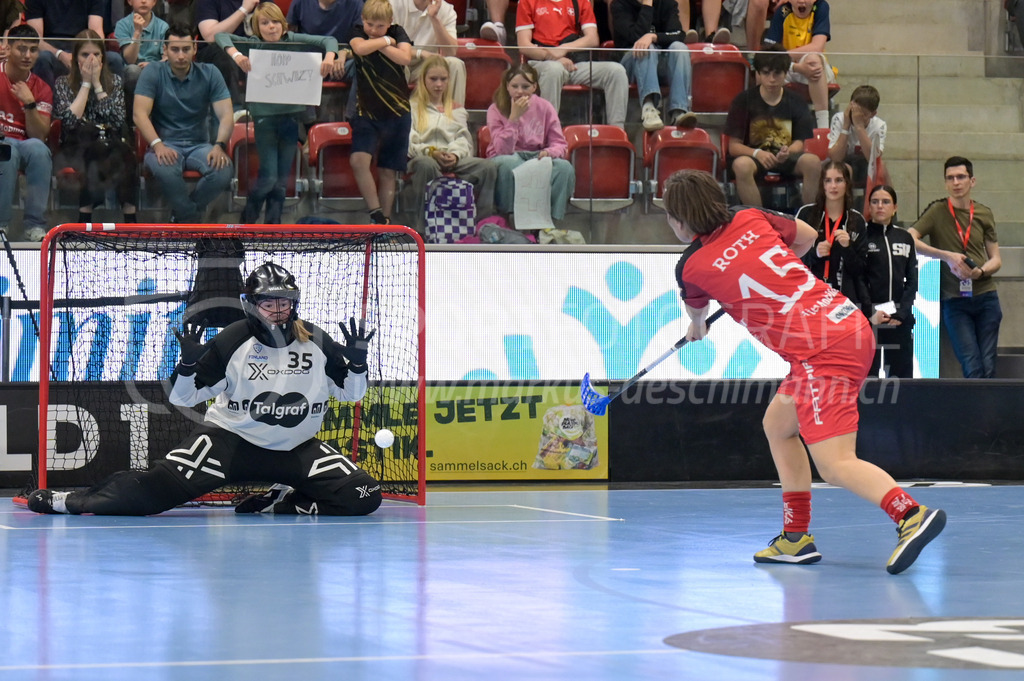 Women's 3v3 WFC 2025 - Championship Final - Finland v Switzerland | Alice Roth, (#15, Switzerland) scores against Elsi Kangasharju, (#35, Finland), during Women's 3v3 WFC 2025 - Championship Final, Switzerland: 03.05.2025, Winterthur, AXA ArenaEvent page: <a href="https://www.u19wfc2025.ch/">www.u19wfc2025.ch</a>Credit: Markus Aeschimann, <a href="https://markus-aeschimann.ch">markus-aeschimann.ch</a>Instagram: <a href="https://instagram.com/sportfotografie.aeschimann">@sportfotografie.aeschimann</a> - Realisiert mit Pictrs.com