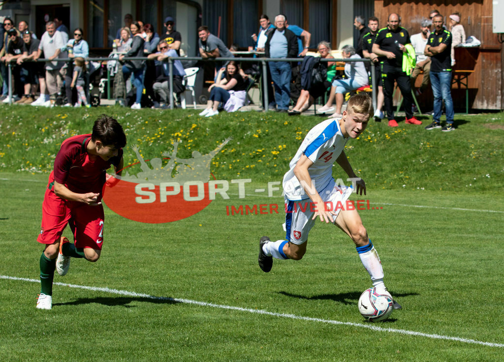 Portugal  U15 -Czech Republic U15 | EDGAR MOTA (Portugal #2) ONDREJ PENXA (Czech Republic #14) ; Portugal  U15 -Czech Republic U15 am 29.04.2022 in Arnoldstein
(Sportplatz), AUSTRIA, (Photo by Ernst Krawagner sport-fan.at) - Realisiert mit Pictrs.com
