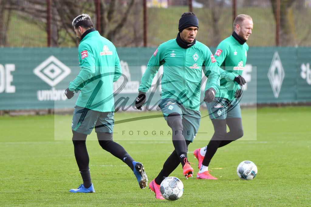 20200212_TRASVW_0058 | Fussball, Herren: Theodor Gebre Selassie (Werder Bremen) in Aktion, am Ball, Einzelaktion waehrend der Trainingseinheit des SV Werder Bremen auf dem wohninvest Weserstadion Trainingsplatz am 12.02.2020 in Bremen, Deutschland. - Realisiert mit Pictrs.com