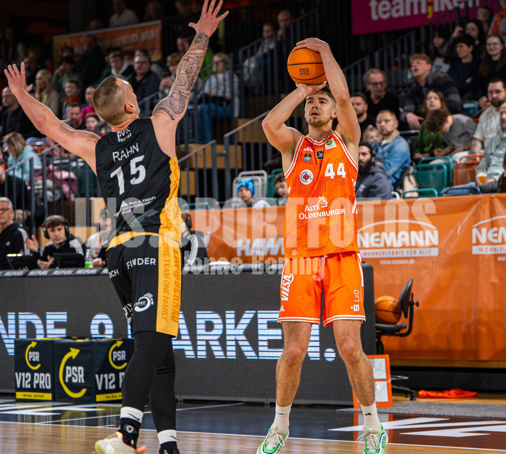 Basketball I Herren I Saison 2025-2026 I ProB Nord I 18. Spieltag I Rasta Vechta II - LOK Bernau-66 | Ivan Volf (44,Rasta Vechta II) für Drei - Realisiert mit Pictrs.com
