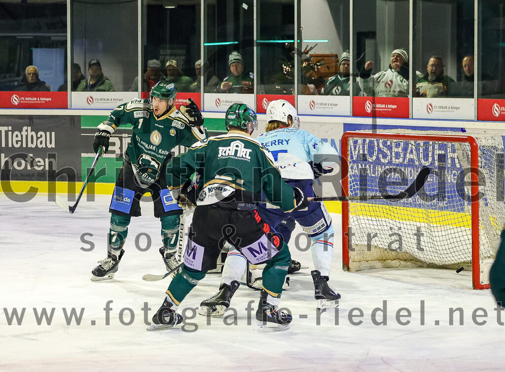 2025-12-23_109_TSV_Erding_gegen_Heilbronner_Falken | Erding, Deutschland, 23.12.2025:Eishockey, Oberliga Süd 2025 / 2026, 29. Spieltag, TSV Erding gegen Heilbronner Falken, Endergebnis: 5:4Louis Trattner (Erding Gladiators, #7), Dennis Miller (Erding Gladiators, #61)Foto: Christian Riedel / fotografie-riedel.net