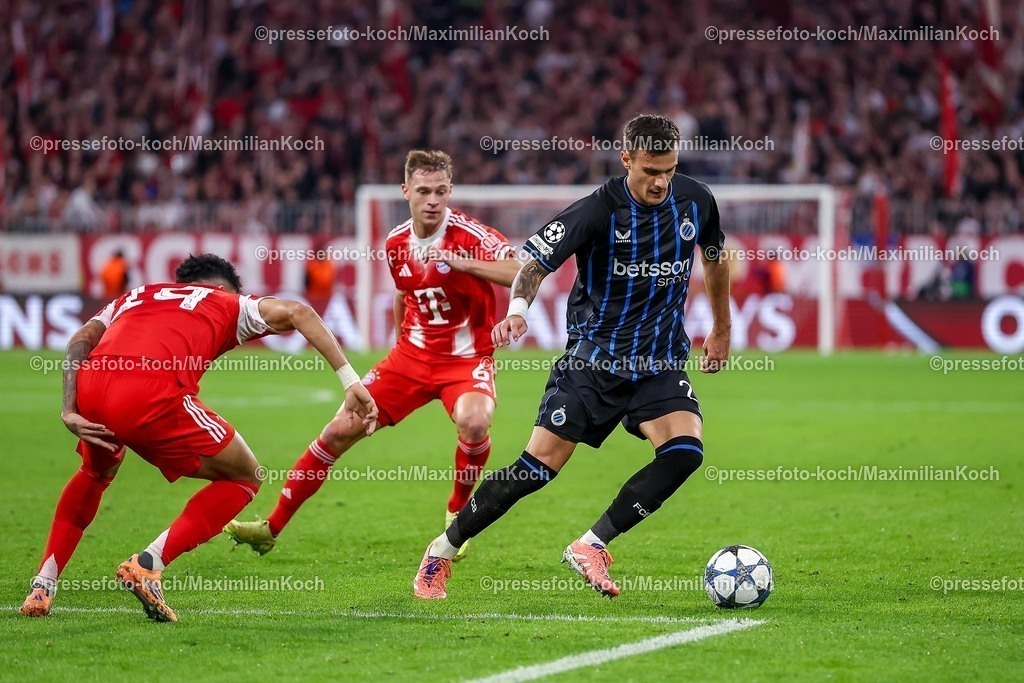 UCL22102501052 | 22.10.2025, Fußball, UEFA Champions League, FC Bayern München - Club Brügge, Allianz Arena, Saison 2025 2026: Aleksandar Stankovic (Club Bruegge #25) im Zweikampf gegen  Luis Diaz (FC Bayern Muenchen #14) Joshua Kimmich (FC Bayern Muenchen #06) Regulations prohibit any use of photographs as image sequences and or quasi-video.