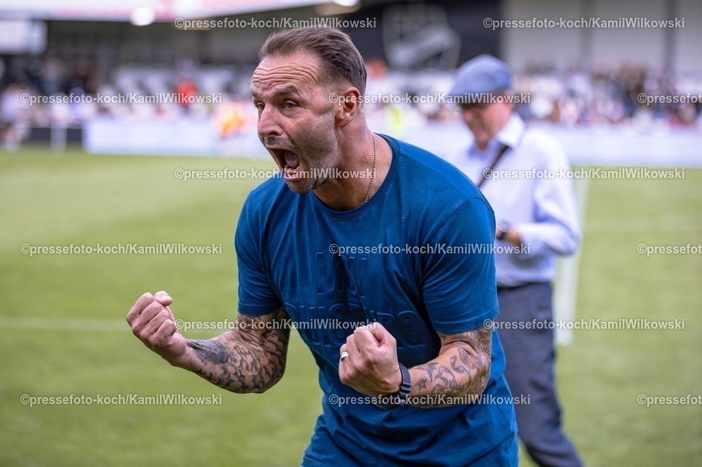 xKWIx30082502034 | 30.08.2025, xkwix, Fußball, Dritte Liga, SC Verl - MSV Duisburg, Sportclub Arena: Dietmar Hirsch (MSV Duisburg Cheftrainer) nach dem Sieg