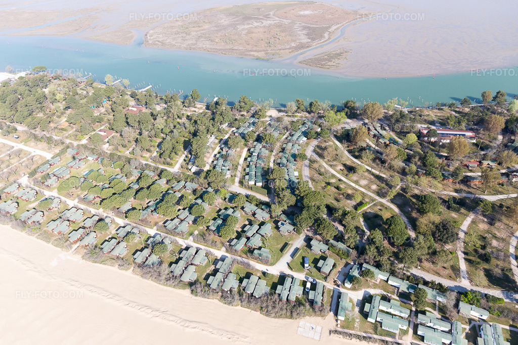 Aerial view: View of the town in Bibione Pineda in the state Veneto, Italy. – Photo: IMG_098001.jpg taken on 04/03/2017 by Werner Riehm/FLY-FOTO.com – Resolution of the original: 5472 x 3648 px