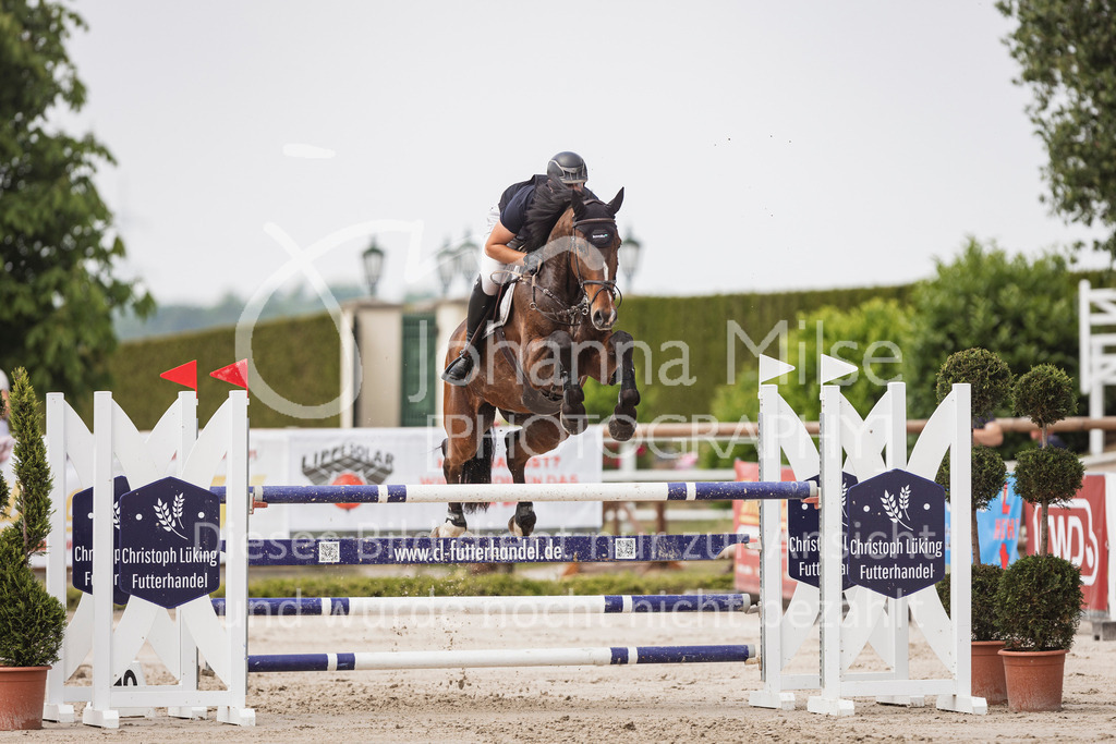 250531_MayDays_M2-Springen-575 | Deine schönsten Turniermomente als professionelle Fotos! Entdecke hochwertige Pferdesport-Fotografie im Online-Shop. Jetzt Fotos finden & bestellen!