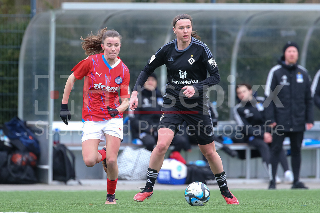 Fussball, Testspiel Frauen, Hamburger SV - Holstein Kiel | v.li.: Linda Trübger (Holstein Kiel, 2) und Larissa Mühlhaus (Hamburger SV, 7) im Zweikampf, Duell, Dynamik, Aktion, Action, Spielszene