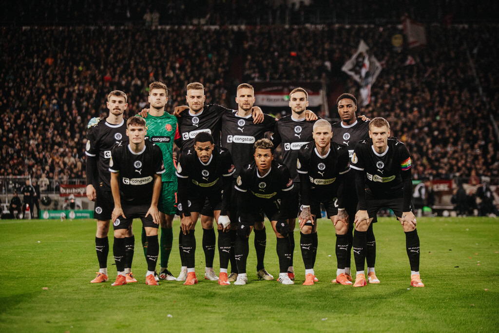 IMG_0384 | Der offizielle Shop für FC St. Pauli Fotos. Wähle aus Spielszenen & Fanmomenten dein FCSP Wunschformat. Wir liefern Millerntor-Atmosphäre.