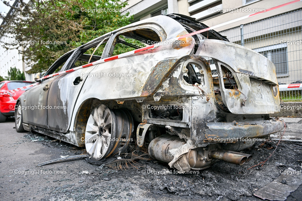 Linz_ Anatasius Gruen Strasse_ Fahrzeugbrand_ 11.06.2024-16 | 10.06.2024, Linz, AUT, Anatasius Gruen Strasse, Fahrzeugbrand im Bild Brandstelle, Ausgebrannte Fahrzeuge, Polizei