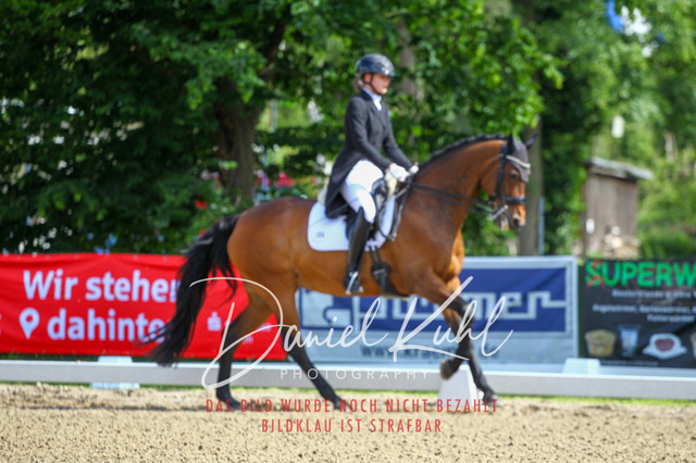 DKP41409 | Deine Turnierfotos vom Reitturnier online kaufen: Dressur, Springen & Siegerehrung. Professionelle Pferdefotografie aus dem Rheinland – als Download & Print.Alternative: Turnierfotograf für den Pferdesport: Finde deine Fotos von Dressur- und Springturnier