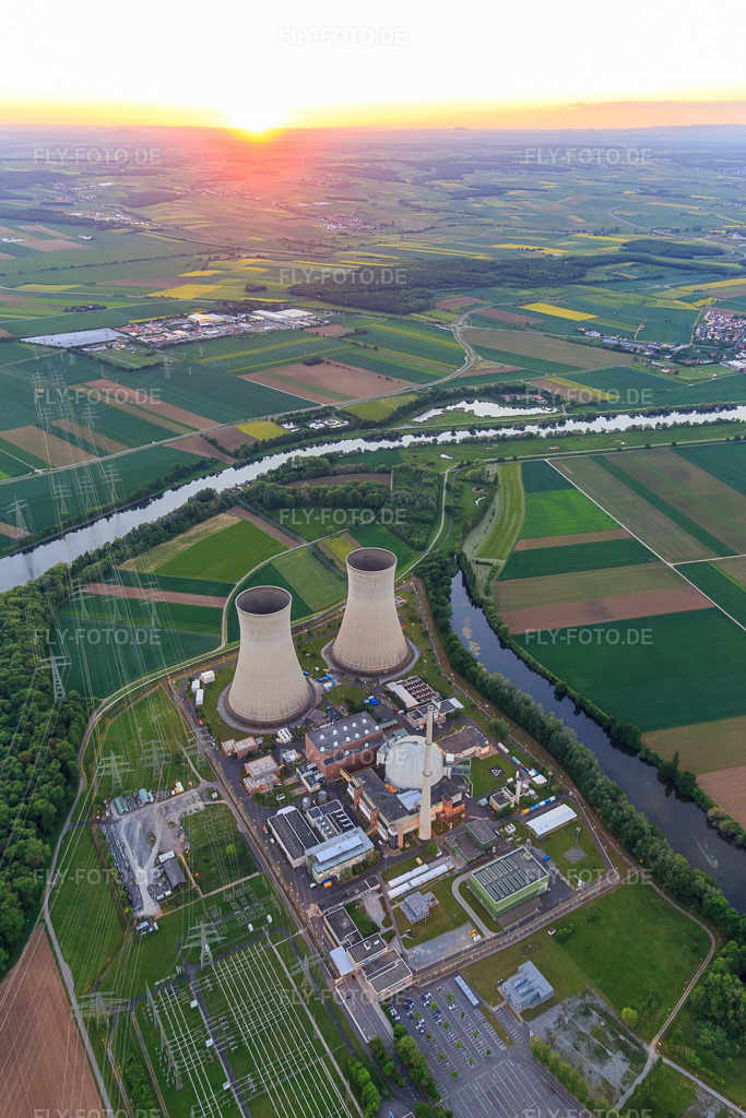 Luftbild: Kühltürme und Reaktorkuppel des Kernkraftwerk Grafenrheinfeld der Preussenelektra GmbH bei Sonnenuntergang in Grafenrheinfeld im Bundesland Bayern in Deutschland. Foto: IMG_099976.jpg vom 25.05.2017 durch Werner Riehm/FLY-FOTO.deWWW.PREUSSENELEKTRA.DE