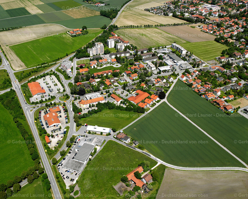 2600557 | STAUDHAM 09.06.2006 Ortsansicht am Rande von landwirtschaftlichen Feldern und Nutzflächen  in Staudham im Bundesland Bayern, Deutschland // Village view on the edge of agricultural fields and land  in Staudham in the state Bavaria, Germany Foto: Gerhard Launer