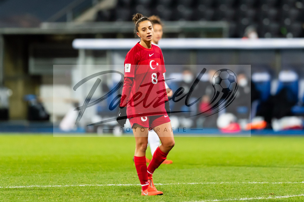 GERTUR20211126_065 | Fussball, Frauen: Emine Ecem Esen (Turkey) enttaeuscht bei dem Spiel der WM-Qualifikation zwischen Deutschland und Tuerkei im Eintracht-Stadion am 26.11.2021 in Braunschweig, Deutschland. - Realisiert mit Pictrs.com