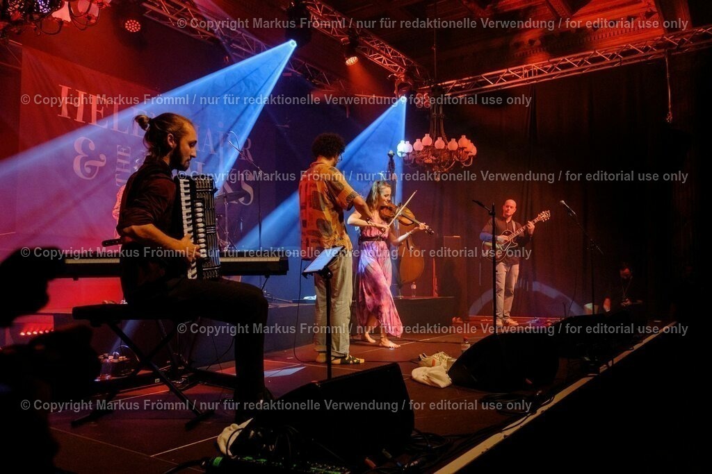 20230728-helen-maier-and-the-folks-035 | Helen Maier &amp; The Folks am Luzern Live Festival. Am Freitag 28. Juli 2023 im Hotel Schweizerhof in Luzern. Helen Maier — Violine / Alexander Graf — Violine, Bratsche / Andreas Gut — Akkordeon / Theo Känzig — Gitarre / Jonas Künzli — Kontrabass / Adrian Böckli — Schlagzeug, Percussion. Foto: Markus Frömml