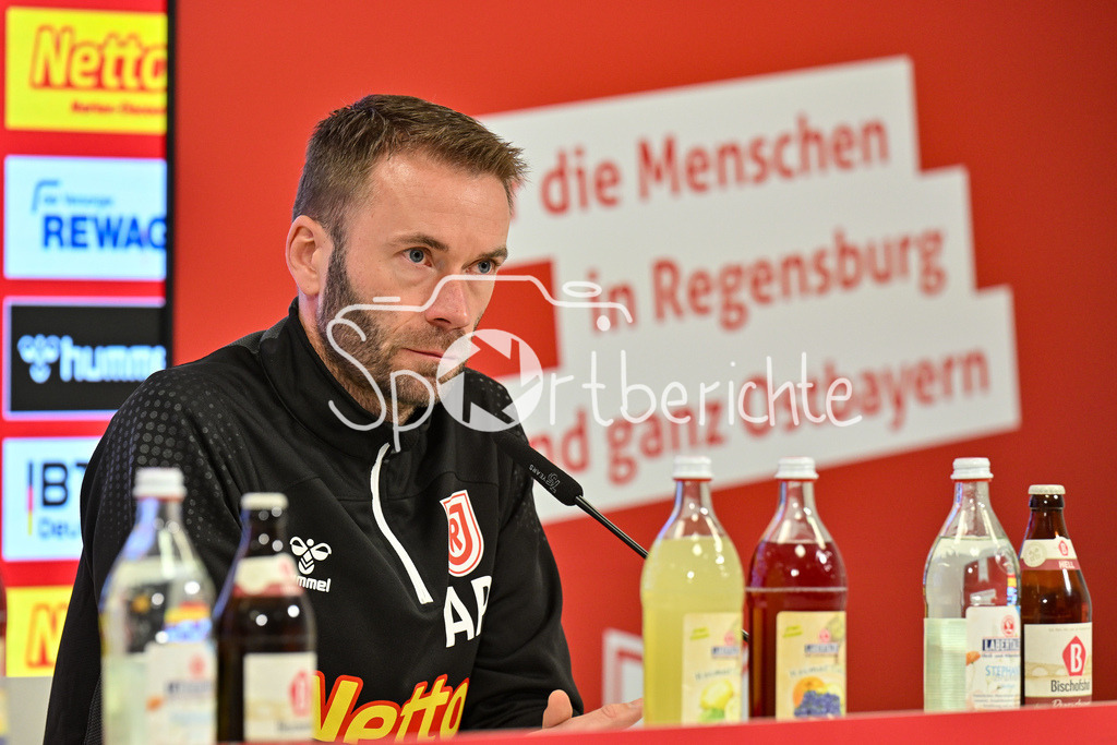 SSV Jahn Regensburg - 1. FC Köln | Im Bild Andreas PATZ Trainer SSV Jahn Regensburg auf der Pressekonferenz nach der Partie in Regensburg / 2. Bundesliga: SSV Jahn Regensburg - 1. FC Koen, Jahnstadion am 08.12.2024