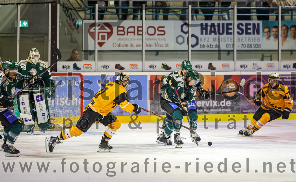 2025-08-22_085_TSV_Erding_gegen_EV_Fuessen | Erding, Deutschland, 22.08.2025:Eishockey, Oberliga Süd 2025 / 2026, Testspiel, TSV Erding gegen EV Füssen, Endergebnis: 1:4Louis Trattner (Erding Gladiators, #7), Nikita Naumann (EV Füssen, #78)Foto: Christian Riedel / fotografie-riedel.net