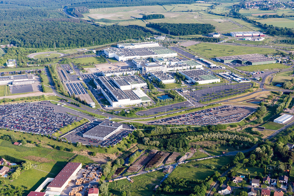 Vue aérienne: Zone industrielle et commerciale avec Toussaint Sarl et Renz Sàrl à Woustviller dans le département Moselle, France – .Photo: IMG_107344.jpg prise le 19/05/2018 par Werner Riehm/FLY-FOTO.eu – Résolution de l'original: 5472 x 3648 px