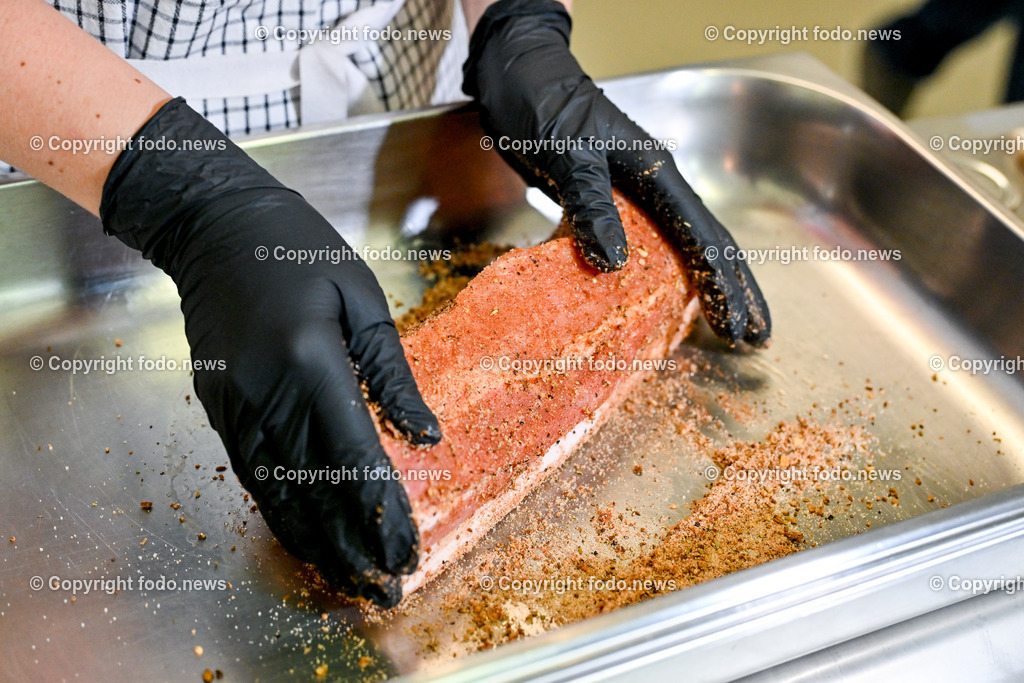 Piberstein_ Speck Haudum_ 18.06.2024-14 | 18.04.2024, Piberstein, AUT, Speck Haudum, im Bild rohes Fleisch, Poekelsalz, Vorbereitung zur Speckproduktion, anbringen der Gewuerze