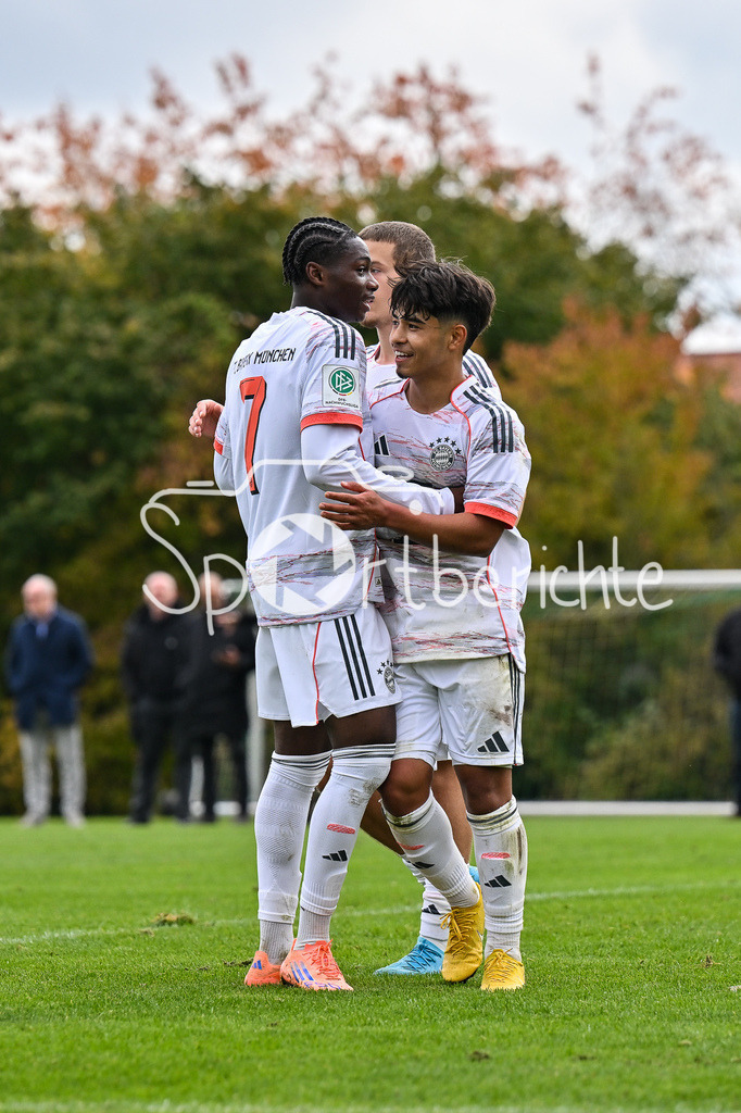 SpVgg Unterhaching U19 - FC Bayern München U19 | Jubel der Gäste nach dem Treffer zum 0-3 durch Maycon Douglas NORMANHA CAROZO (FC Bayern München U19 11) / Hattrick / Tor / Torschuetze / Freude / Happy / U19 DFB Nachwuchsliga: SpVgg Unterhaching - FC Bayern München; Sportschule Oberhaching am 18.10.2025