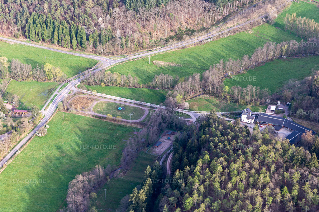 Luftbild: Gut Waldeck in Eußerthal im Bundesland Rheinland-Pfalz in Deutschland. – Foto: IMG_131141.jpg vom 12.04.2022 durch Werner Riehm/FLY-FOTO.de – Auflösung des Originals: 5472 x 3648 px – SINGLE FOOTING - SPEED RACKING HORSES | vogelstockerhof