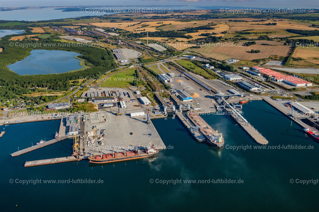 Sassnitz_Industrie_Hafen_Rügen_ELS_7187100822 | SASSNITZ 10.08.2022 Hafenanlagen an der Meeres- Küste der Ostsee an der Straße Im Fährhafen im Ortsteil Mukran in Sassnitz an der Ostseeküste im Bundesland Mecklenburg-Vorpommern, Deutschland. Weiterführende Informationen bei: Fährhafen Sassnitz GmbH,  Mukran Port Terminals GmbH & Co.KG. // Port facilities on the seashore of the Baltic Sea on street Im Faehrhafen in the district Mukran in Sassnitz at the baltic sea coast in the state Mecklenburg - Western Pomerania, Germany. Further information at: Faehrhafen Sassnitz GmbH,  Mukran Port Terminals GmbH & Co.KG. Foto: Martin Elsen