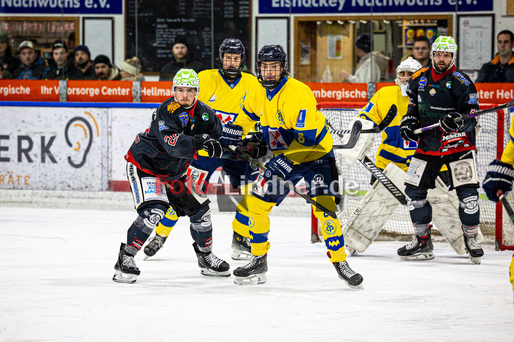 Peißenberg MINERS gegen EC Pfaffenhofen | Eishockey Bayernliga 2025/26 Vorrunde 25. Spieltag, Peißenberg MINERS gegen EC Pfaffenhofen, 20260109,Zweikampf,2026-01-09 in Peißenberg (flatbuy Arena Peißenberg), Sinan ONDÖRTOGLU (MINERS 22), Marco MUHR (EC Pfaffenhofen 6)Copyright: WolfgangxLindner www.foto-lindner.de