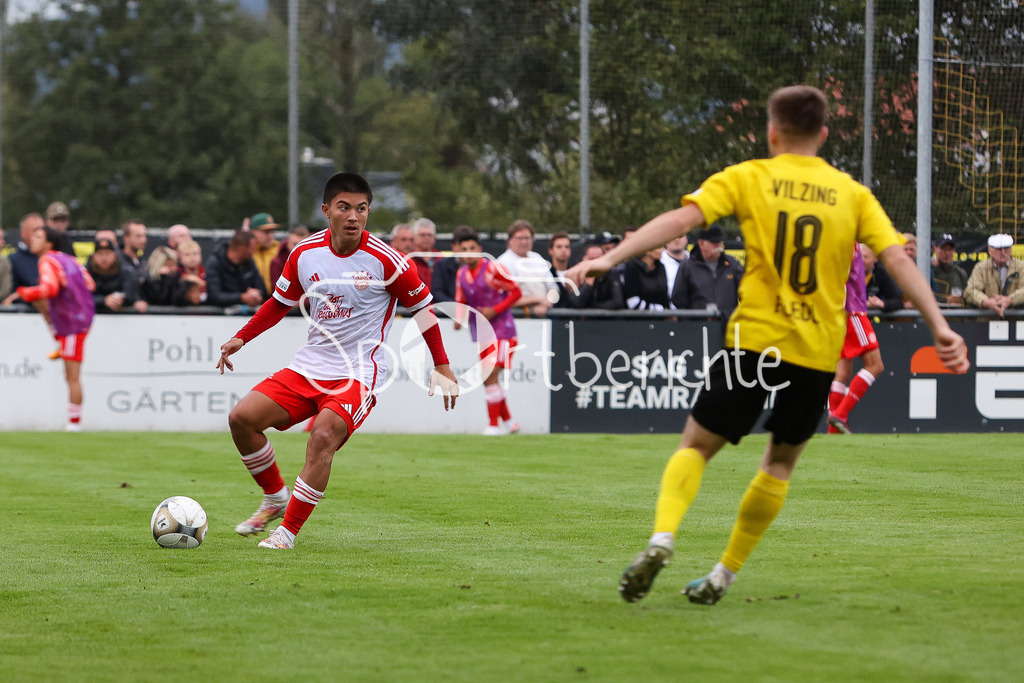 DJK Vilzing - FC Bayern Amateure | Angelo BRUECKNER (FCB #15) am Ball /