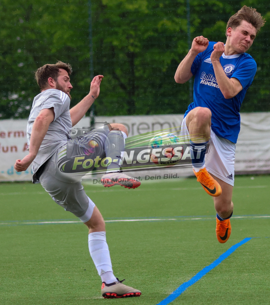 SV Enger-Westerenger - TuS Bruchmühlen | Auf dem Bild zu sehen: grau SV Enger-Westerenger: Danny Alves-Rei ; blau TuS Bruchmühlen: Luis Manthey SV Enger-Westerenger, TuS Bruchmühlen, Saison 25/26, Kreisliga A, Enger, Deutschland - Realisiert mit Pictrs.com