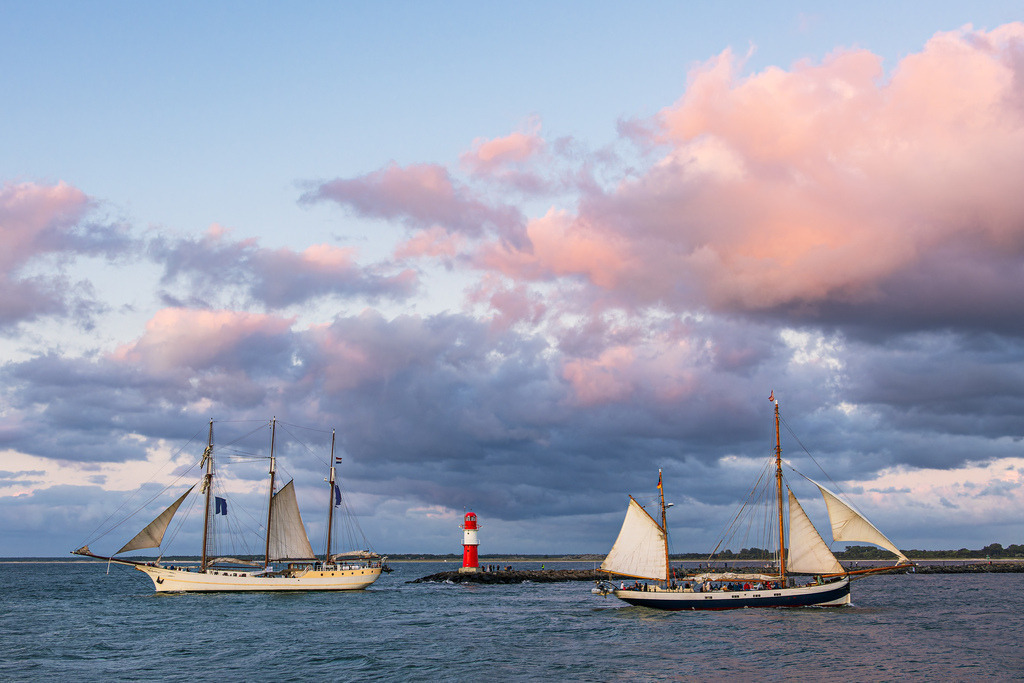 Molenturm und Segelschiffe auf der Ostsee während der Hanse Sail in Rostock | Molenturm und Segelschiffe auf der Ostsee während der Hanse Sail in Rostock.