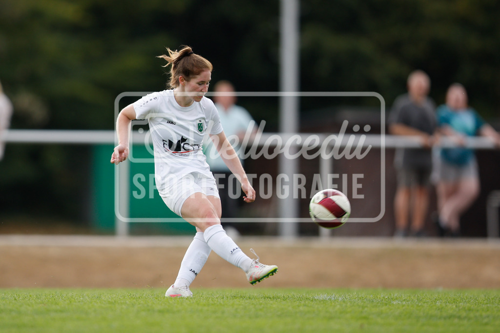 Fußball I Frauen I Westfalenpokal 26-27 I DJK GW Amelsbüren - SSV Rhade  I 18862 | Nele Kofort (24, DJK GW Amelsbüren) spielt den Ball. - Realisiert mit Pictrs.com