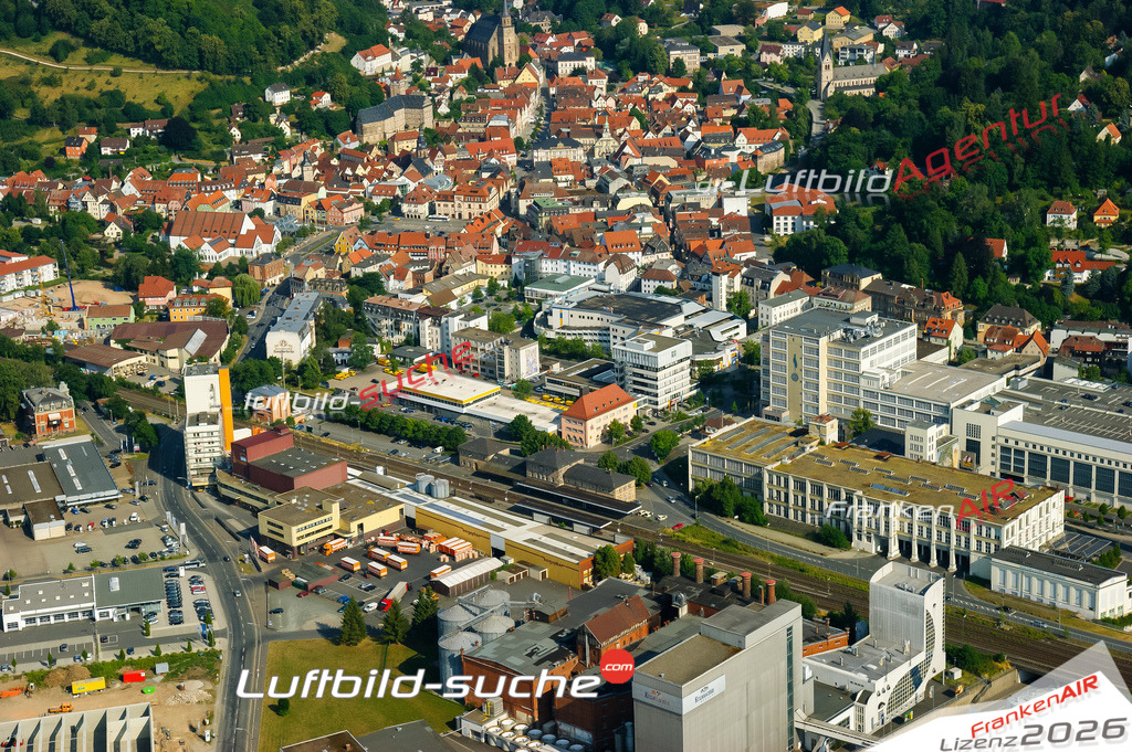 Die Luftaufnahme der Stadt Kulmbach wurde vom UL-Flugzeug heraus erstellt ( keine Drohne )- hohe Auflösung für beste Qualität