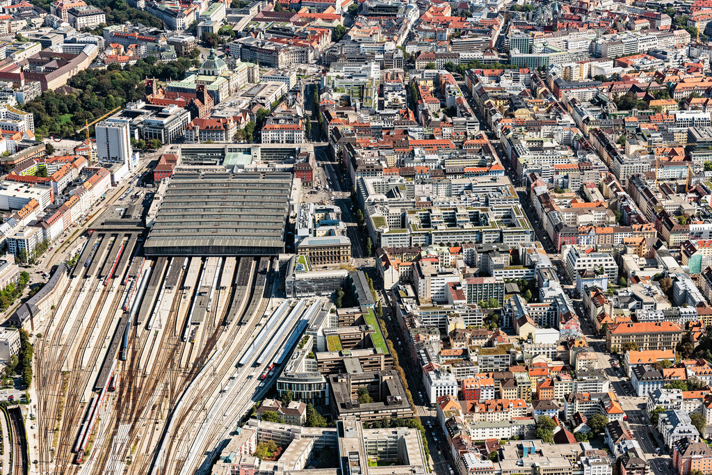 dr__0010055.jpg | MüNCHEN 18.09.2018 Gleisverlauf und Gebäude des Hauptbahnhofes und Bahnhofsviertel in München im Bundesland Bayern, Deutschland. // Track progress and building of the main station of the railway and Bahnhofsviertel in Munich in the state Bavaria, Germany. Foto: Daniel Reiter