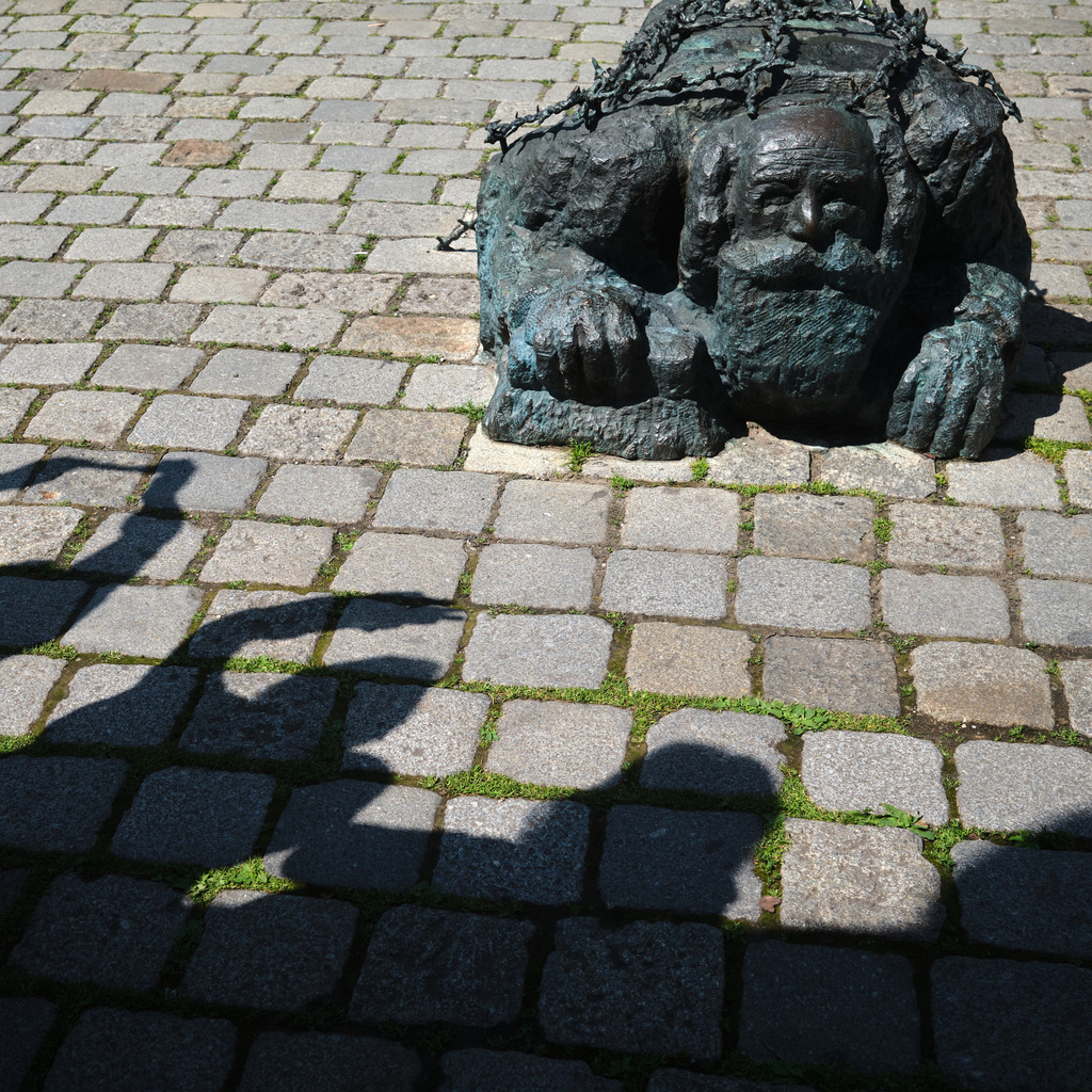 Mahnmal gegen Krieg und Faschismus | Wien, Austria - June 12, 2025: Mahnmal gegen Krieg und Faschismus am Helmut-Zilk-Platz mit fotografierenden Touristen. - Realisiert mit Pictrs.com