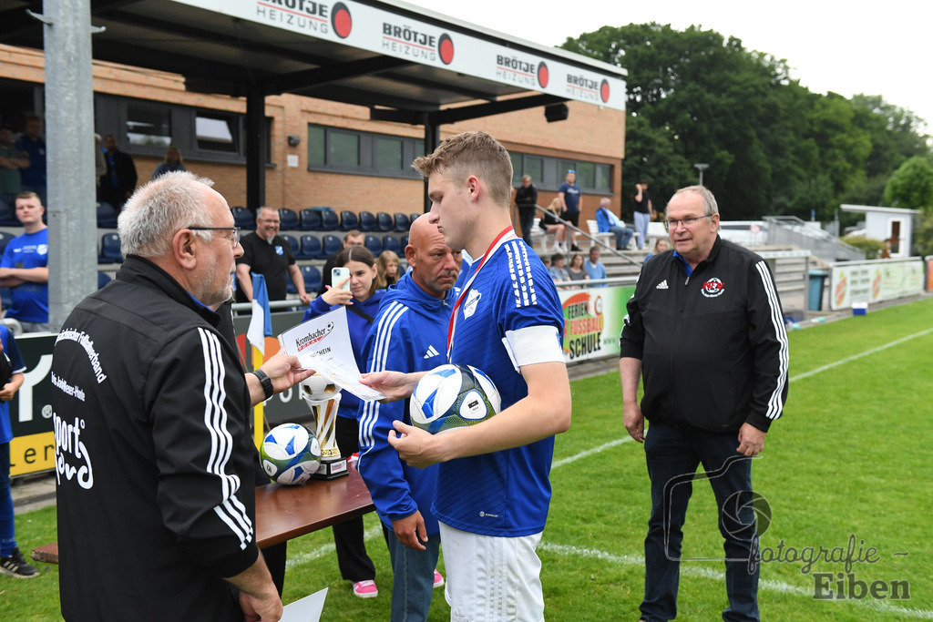 1. FC Nordenham-SV GOTANO | Kreispokal Finale Jade-Weser-Hunte 1. Mannschaften; 1.FC Nordenham (weiß)-SV GOTANO (blau) am 15.06.2025 in Rastede (Sportanlage Köttersweg), Photo: Philip Eiben 2025 - Realisiert mit Pictrs.com