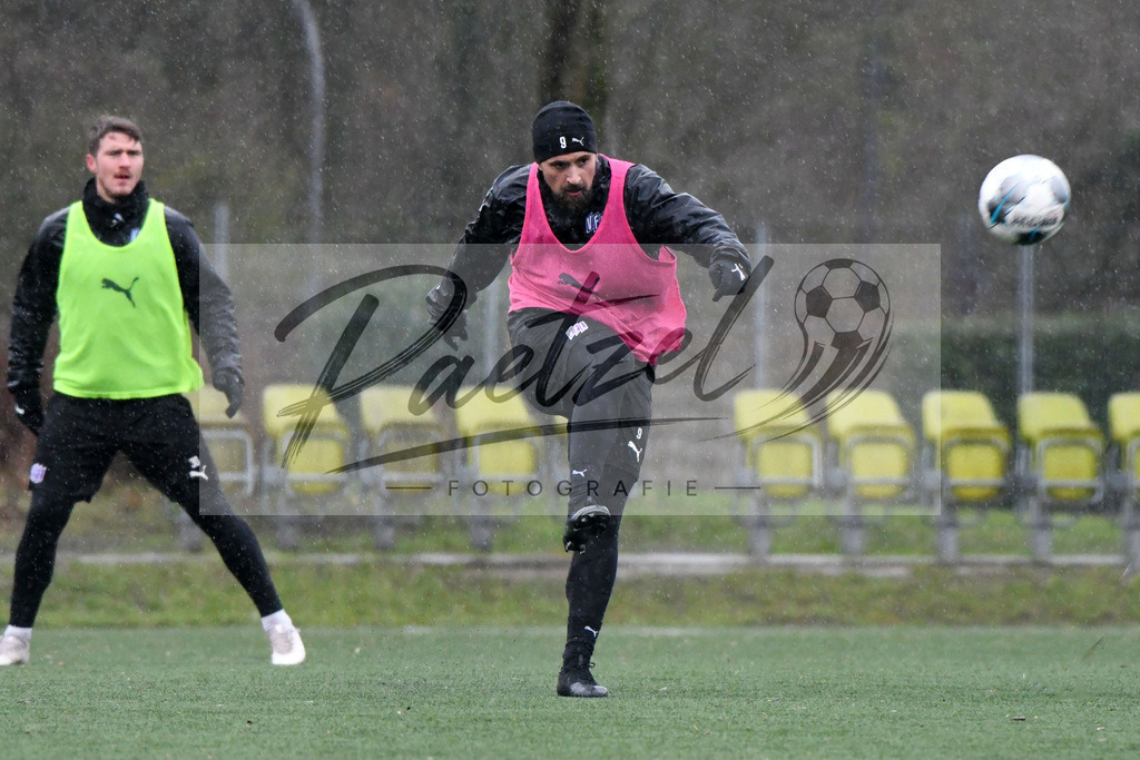 20200213_TRAOSN_0029 | Fussball, Herren: Marcos Alvarez (VfL Osnabrueck) in Aktion, am Ball, Einzelaktion waehrend der Trainingseinheit des VfL Osnabrueck im Sportpark Illoshoehe am 13.02.2020 in Osnabrueck, Deutschland. - Realisiert mit Pictrs.com