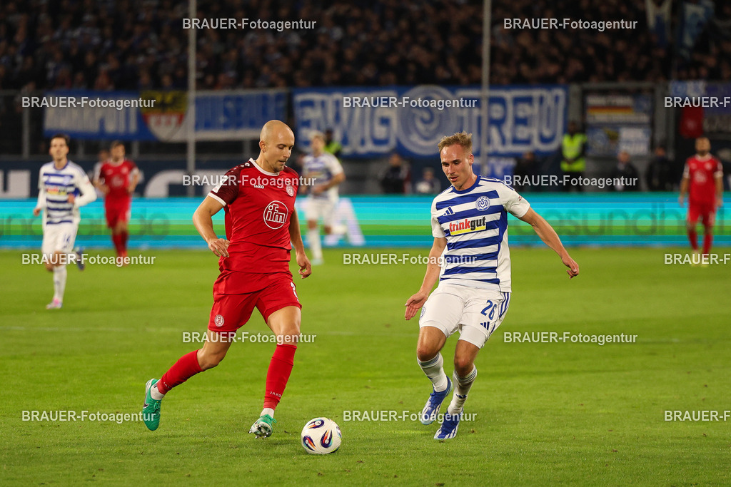 MSV Duisburg - Rot-Weiss Essen  | Duisburg, Deutschland, 26.10.2025 Tobias Kraulich  (Rot-Weiss Essen) und Florian Krüger (MSV Duisburg)  im Kampf um den Ball während des 3.Liga Spiels zwischen MSV Duisburg und Rot-Weiss Essen in der Schauinsland-Reisen-Arena am 26.10.2025 in Duisburg (Foto von Timo Bluhmki-Schmidt/ Brauer Fotoagentur