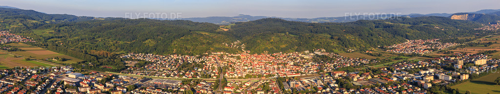 Luftbild: Stadtpanorama am Rand des Odenwalds aus Westen in Hemsbach im Bundesland Baden-Württemberg in Deutschland. Foto: IMG_103023-Pano.jpg vom 28.08.2017 durch Werner Riehm/FLY-FOTO.deAuflösung des Originals: 16264 x 3062 px