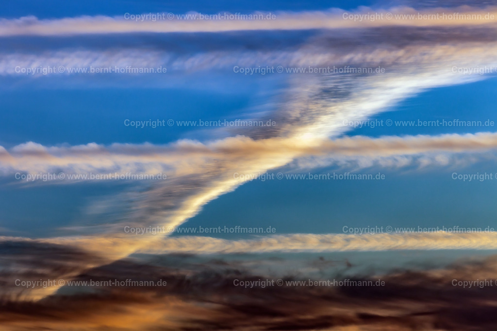 PHF11_3277_Kondens_Abend_90x60 | FOTOGRAFIE. Himmlische Farben - Wolkenmuster. __ Kondensstreifen im Abendlicht.  - Realisiert mit Pictrs.com