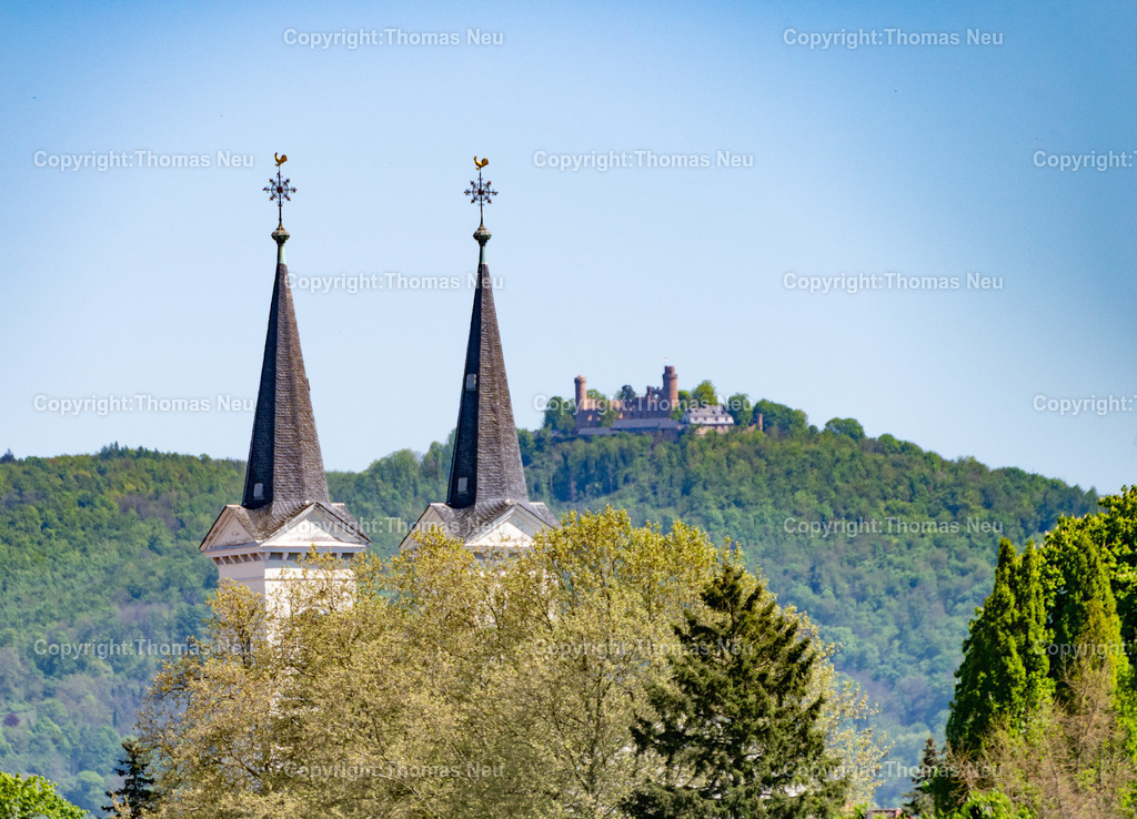 Schwanheimer-Kirche-Schloss-Auerbach | Teleaufnahme mit 500mm Brennweite an der Hessischen Bergstraße: Die markanten Doppelturmspitzen der evangelischen Kirche in Schwanheim ragen über die Baumwipfel, im Hintergrund erscheint optisch nah herangerückt das Schloss Auerbach auf dem Höhenzug des Odenwalds. Durch die lange Brennweite entsteht ein eindrucksvoller Kompressionseffekt, der die Wahrzeichen der Region scheinbar zusammenschiebt. ,Bild: THomas Neu