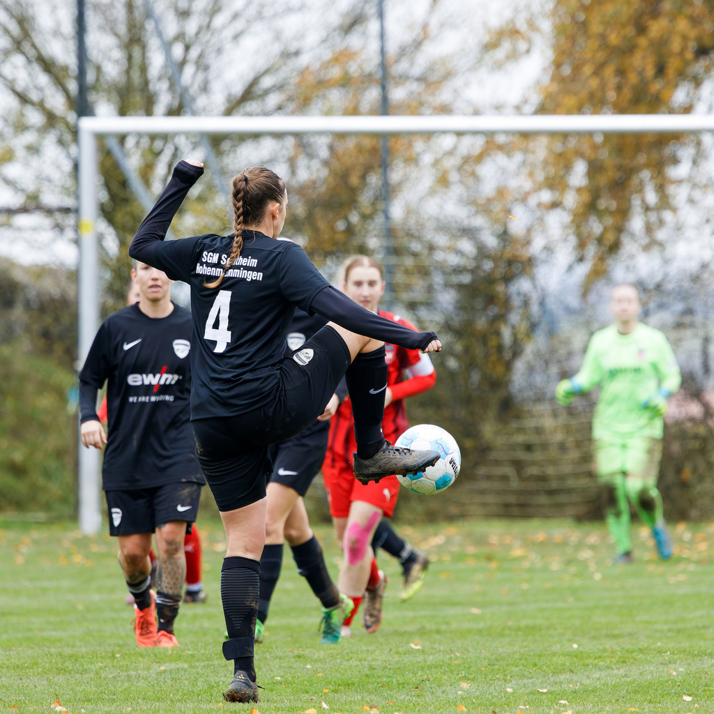 HOHFCH_251109_7839 | 1.FC Heidenheim 1846 II vs. GAST, Fußball, Frauen, Bezirksliga, 2025/2026, X. Spieltag, 03.10.2025 in Heidenheim, Kunstrasen b. Voith-Arena West(Foto: Michael Bulling) - Realisiert mit Pictrs.com