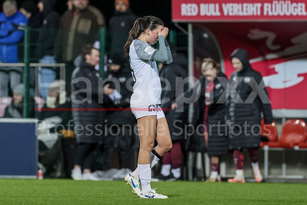 Fussball, Google Pixel Frauen-Bundesliga, RB Leipzig - 1. FFC Turbine Potsdam | v.li.: Suya Haering (1. FFC Turbine Potsdam, 25) enttäuscht über die Niederlage, Enttäuschung nach dem Schlusspfiff, Abpfiff, Highlight, Verlierer, verloren, Frustration, pessimistisch,, DIE DFB-RICHTLINIEN UNTERSAGEN JEGLICHE NUTZUNG VON FOTOS ALS SEQUENZBILDER UND/ODER VIDEOÄHNLICHE FOTOSTRECKEN. DFB REGULATIONS PROHIBIT ANY USE OF PHOTOGRAPHS AS IMAGE SEQUENCES AND/OR QUASI-VIDEO.