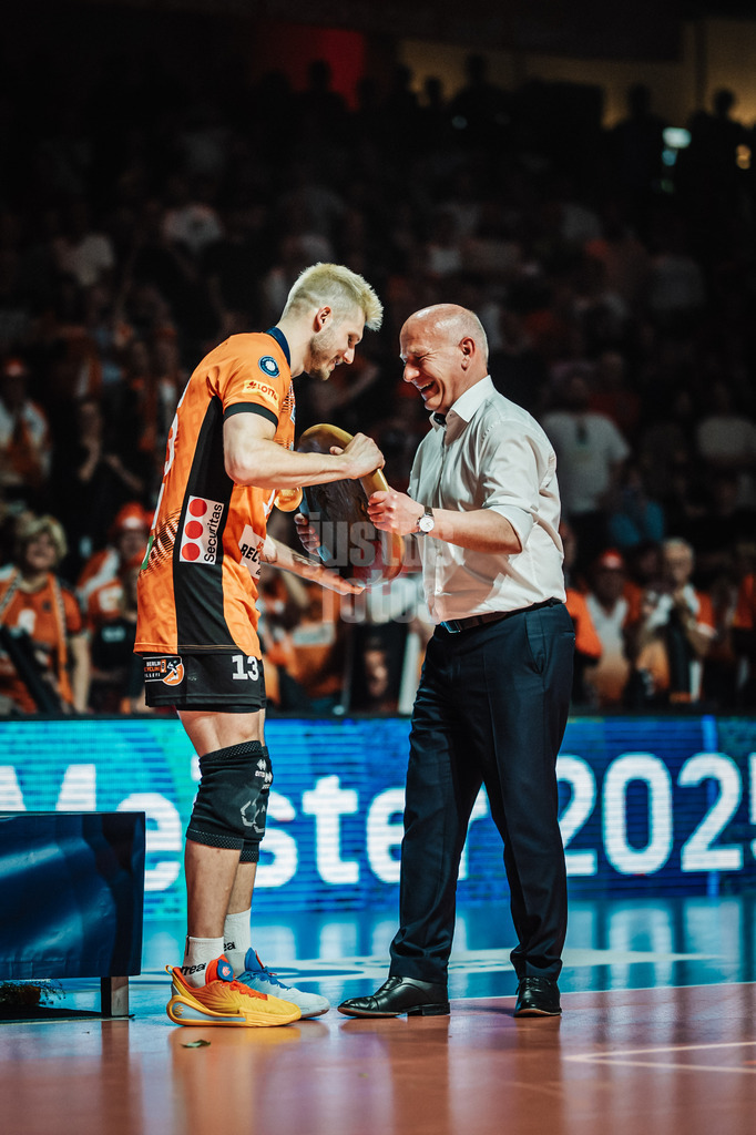 Volleyball | Herren | Saison 2024/2025 | 1. Volleyball Bundesliga Männer | Finale | BERLIN RECYCLING Volleys vs. SVG Lüneburg | 03.05.2025 | v.l. Ruben Schott (#13, Berlin Recycling Volleys) erhält von Kai Wegner (Regierender Bürgermeister von Berlin) die Meisterschale überreicht